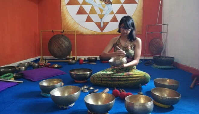 sound healing session one on one nairobi kenya with singing bowls and energy chakra fields cleansing massage with narissa